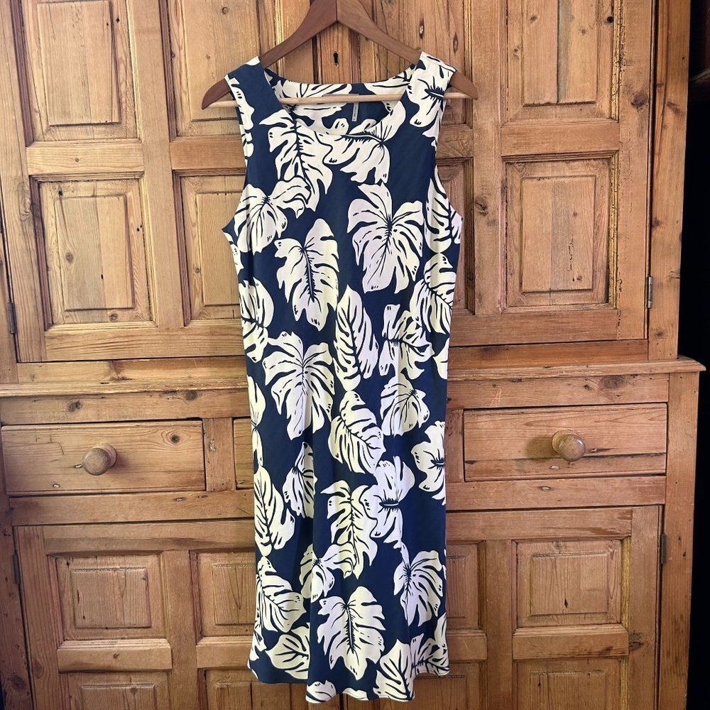 Hilo Hattie Women's Medium Navy Blue White Silk Hawaiian‎ Dress Leaf Print Tank